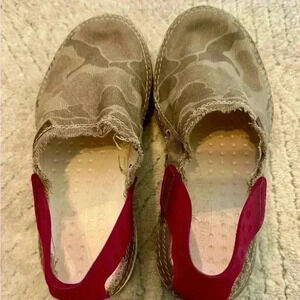 Womans Columbia slip on shoes. Size 6.